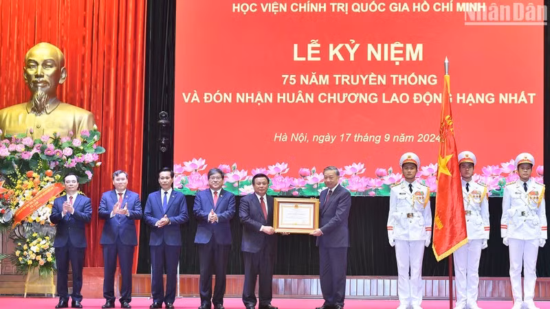 Party General Secretary and President To Lam presents first-class Labour Order to Ho Chi Minh National Academy of Politics (Photo: NDO)