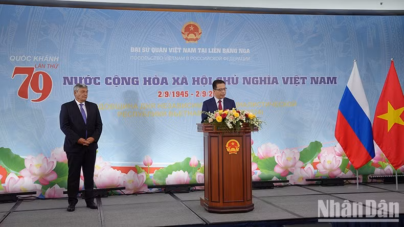 Vietnamese Ambassador to Russia Dang Minh Khoi speaking at the ceremony