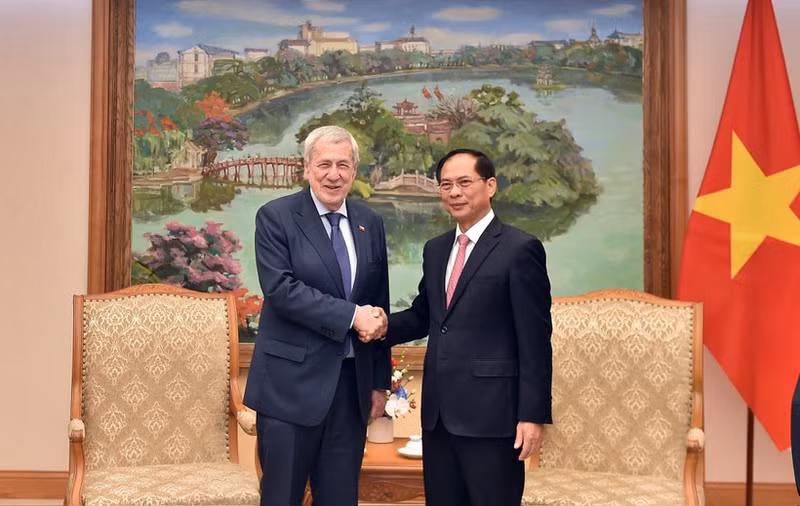 Deputy Prime Minister and Minister of Foreign Affairs Bui Thanh Son (right) and Chilean Minister of Foreign Affairs Alberto Van Klaveren (Photo: Ministry of Foreign Affairs)