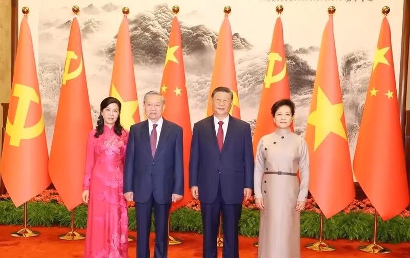 General Secretary of the Communist Party of Vietnam Central Committee and President of Vietnam To Lam (second from left) and his spouse in a joint photo with General Secretary of the Communist Party of China Central Committee and President of China Xi Jinping and his spouse in Beijing on August 19. (Photo: VNA)