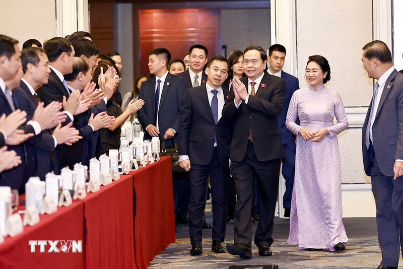 NA Chairman Tran Thanh Man meets with Vietnamese community in Singapore (Photo: VNA)