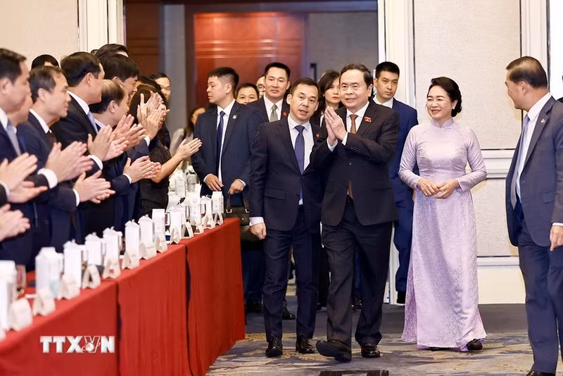 NA Chairman Tran Thanh Man meets with Vietnamese community in Singapore (Photo: VNA)