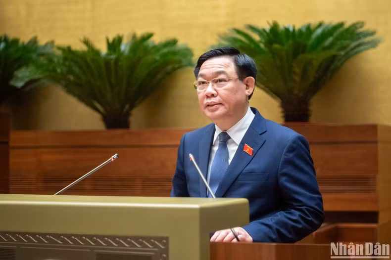 NA Chairman Vuong Dinh Hue delivers a closing speech at the event (Photo: NDO)
