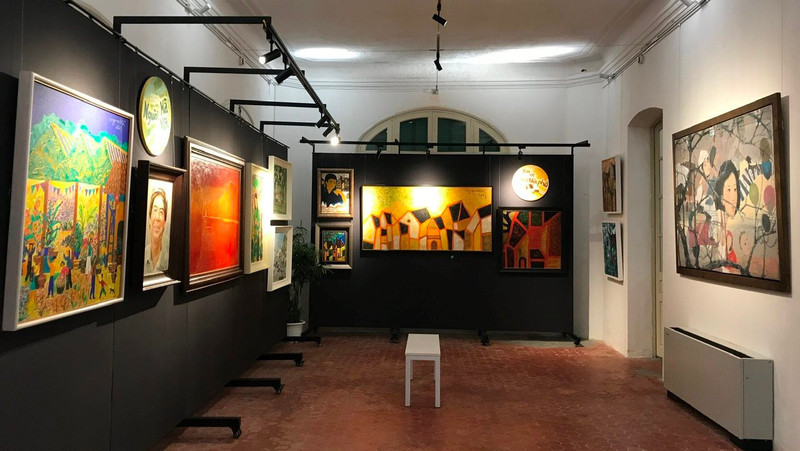 Paintings on display at the exhibition (Photo: hanoimoi.com)