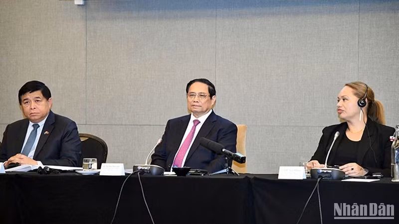 PM Pham Minh Chinh (centre) speaks at the seminar in Wellington on March 11. (Photo: VNA)