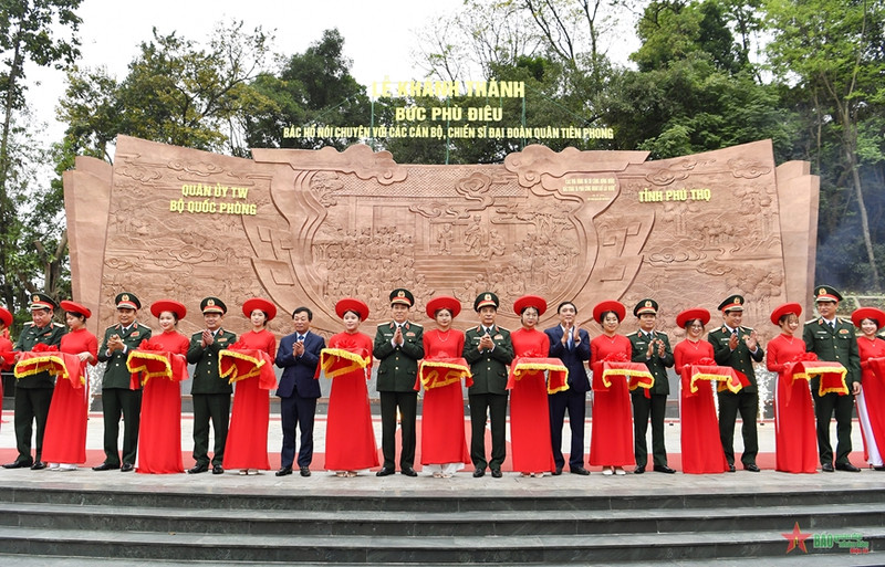 Bas-relief sculpture featuring President Ho and soldiers of 308 Infantry Division inaugurated in Phu Tho Provine (Photo: qdnd.vn)