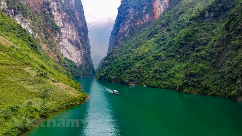 The launch of scenic boat rides along the Nho Que River at the foot of Ma Pi Leng Pass, one of the most stunning rivers in Vietnam, has drawn much interest from visitors. (Photo: VN+)