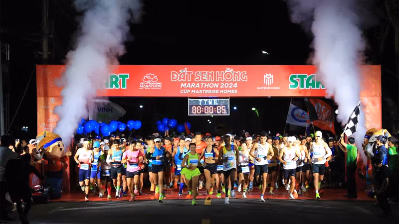 Runners started on Ngo Thi Nham Street (Ward 1, Cao Lanh City), and finished at Van Mieu Park Square.