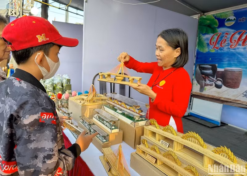 Booths were set up at the festival to display typical products of Da Nang City.