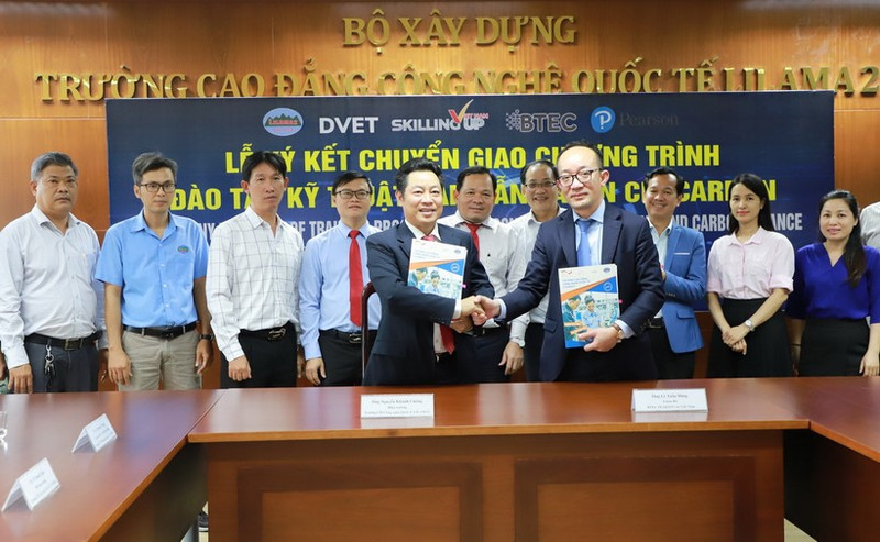 Lilama 2 Technology International College in the southern province of Dong Nai signs a contract with the UK’s BTEC Pearson on the transfer of training programmes in semiconductor technology and carbon credits. (Photo: VNA)