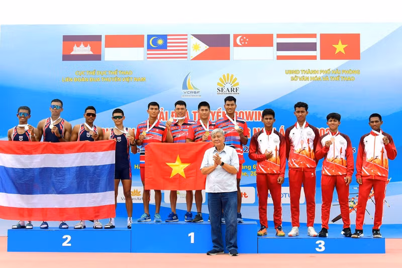 Vietnamese rowers get gold medals at the 2024 Southeast Asian Rowing, U19 and U23 Championships. (Photo: hanoimoi.vn)