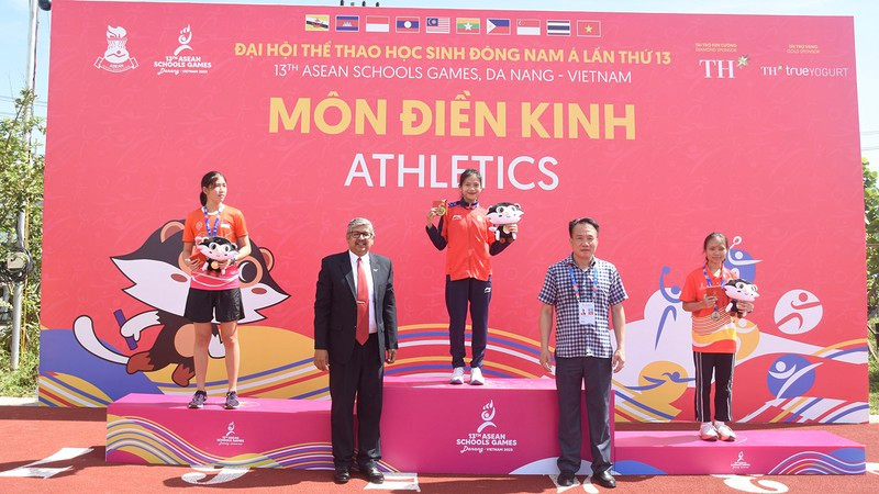 Hoang Thi Ngoc Anh (C) wins the gold medal in the women’s 3,000m run (Photo: NDO)