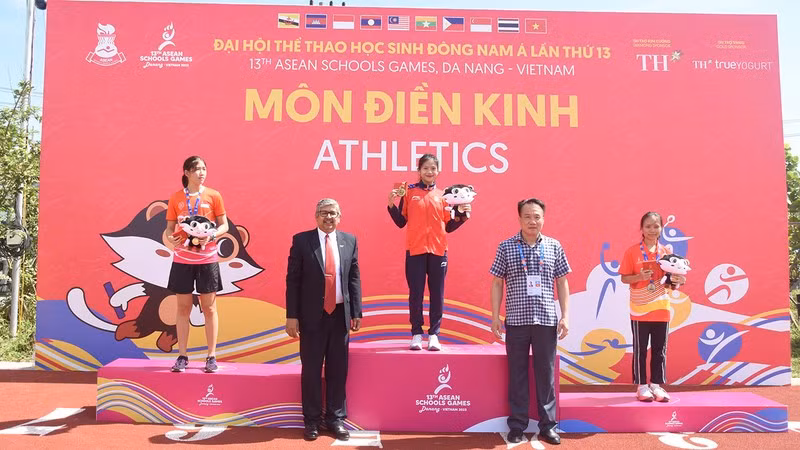 Hoang Thi Ngoc Anh (C) wins the gold medal in the women’s 3,000m run (Photo: NDO)