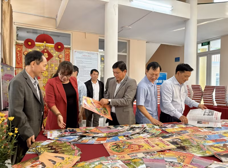 Visitors at the Spring Press Festival in Dak Lak Province (Photo: baodaklak. vn)