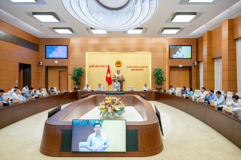 National Assembly Charman Vuong Dinh Hue delivers a speech closing the Standing Committtee's 32nd session in Hanoi on April 23. (Photo: quochoi.vn)