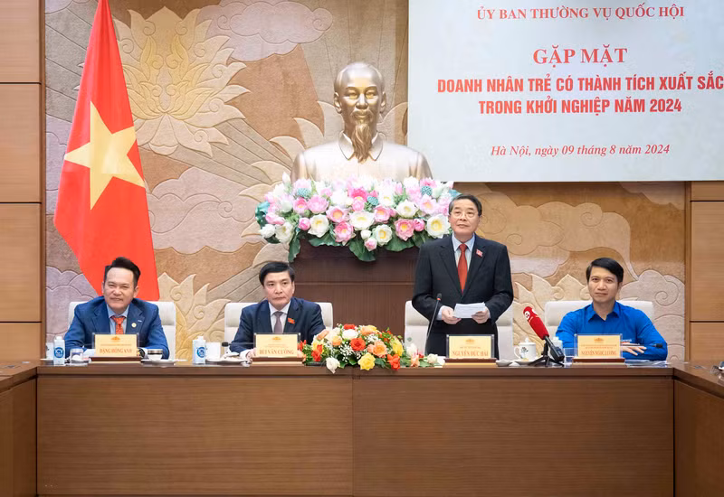 Vice Chairman of the National Assembly (NA) Nguyen Duc Hai speaks at a meeting with young entrepreneurs with outstanding startup results in 2024 in Hanoi on August 9 (Photo: quochoi.vn)