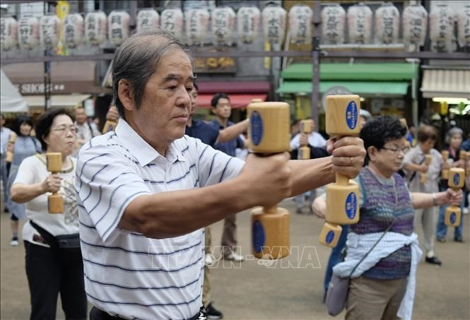 Elderly taking part in morning exercise in Tokyo (Photo: AFP/VNA)