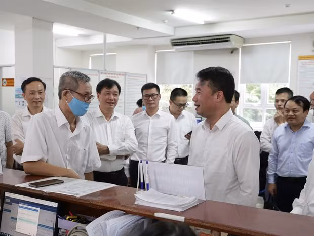 VSS General Director Nguyen The Manh listens to people's opinions on social insurance and health insurance procedures (Photo: VNA)