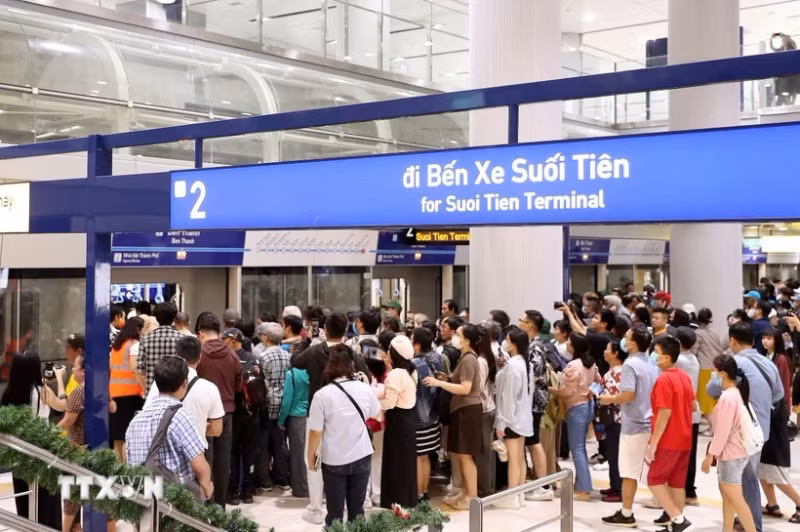 Crowds line up to board trains at Ben Thanh Station on December 22. (Photo: VNA)