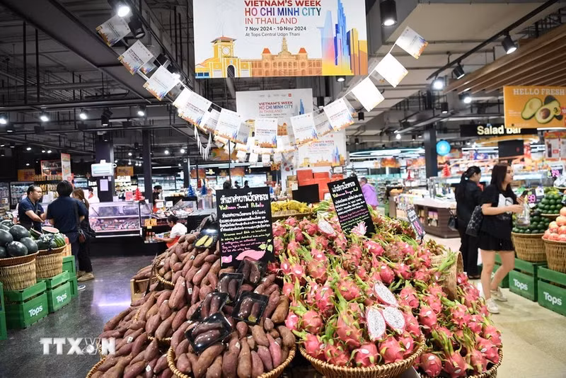 Vietnamese farm produce are on display at the Vietnamese Goods Week in Udon Thani province. (Photo: VNA)