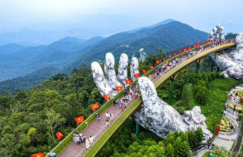Visitors at the Golden Bridge in Sun World Ba Na Hills tourist complex, Da Nang City. (Photo: VNA)