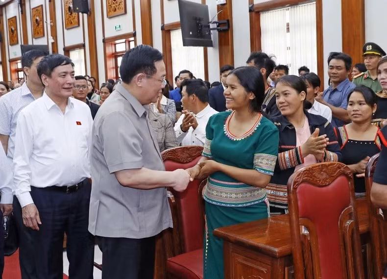 National Assembly Chairman Vuong Dinh Hue (L) at a meeting with social policy beneficiaries, officers, soldiers, and disadvantaged labourers in Gia Lai on January 26, 2024.(Photo: VNA)