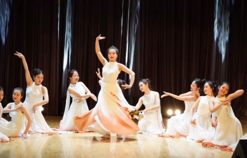 An art performance at the event. (Photo: VNA)