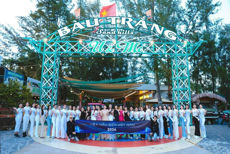 Finalists of Miss Sea Vietnam visit Bau Trang U&Me tourist site.