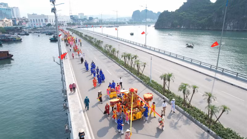 A procession at Tran Quoc Nghien Temple Festival (Photo: Nguyen Dung)
