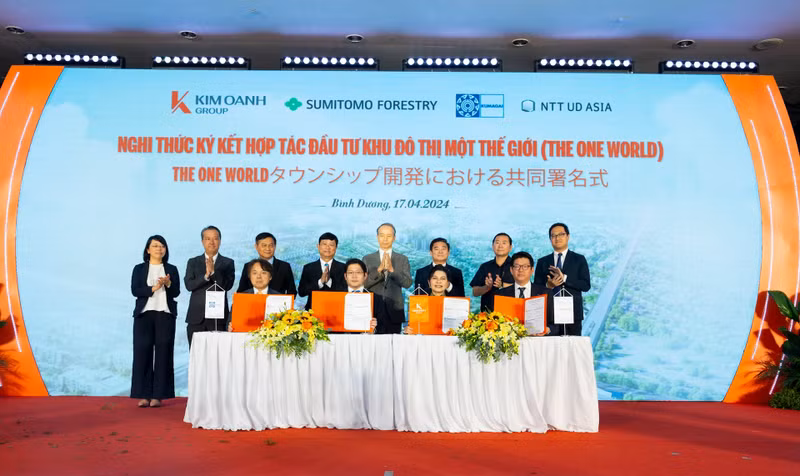 The signing ceremony of cooperation agreement to develop the One World urban area project in Binh Duong province. (Photo: hanoimoi.vn)