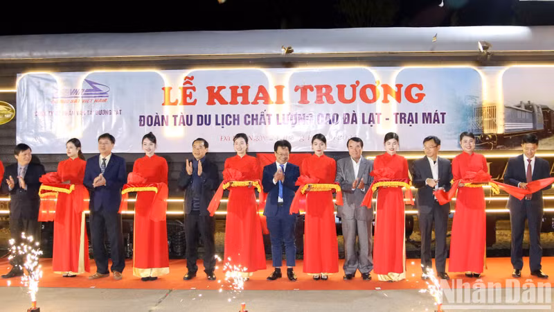 The leader of Da Lat City, Lam Dong Province, and the Vietnam Railways Corporation cut the ribbon the inaugurate the ‘La Reine’ (Queen) tourist train.