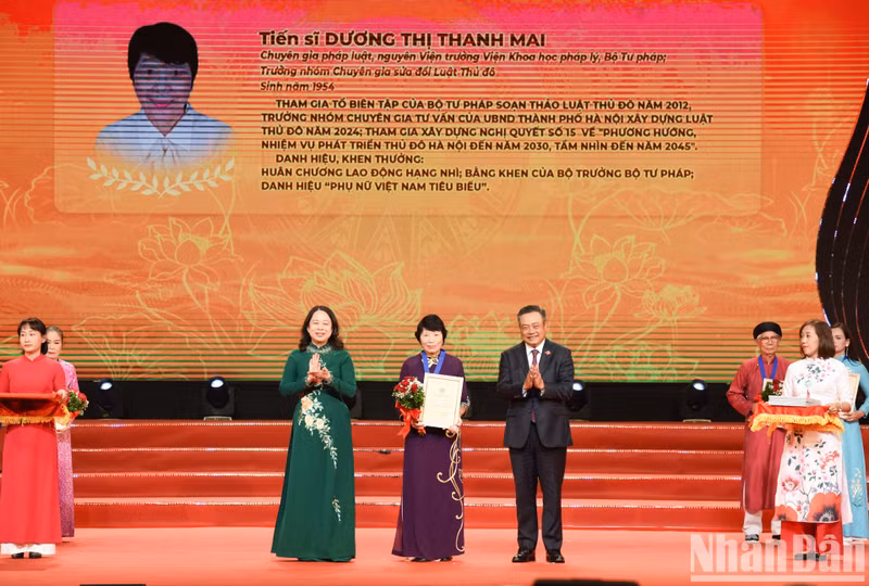 Dr Duong Thi Thanh Mai, former Director of the Institute for Legal Strategy and Science under the Ministry of Justice (middle), was named among ten outstanding citizens of Hanoi in 2024.