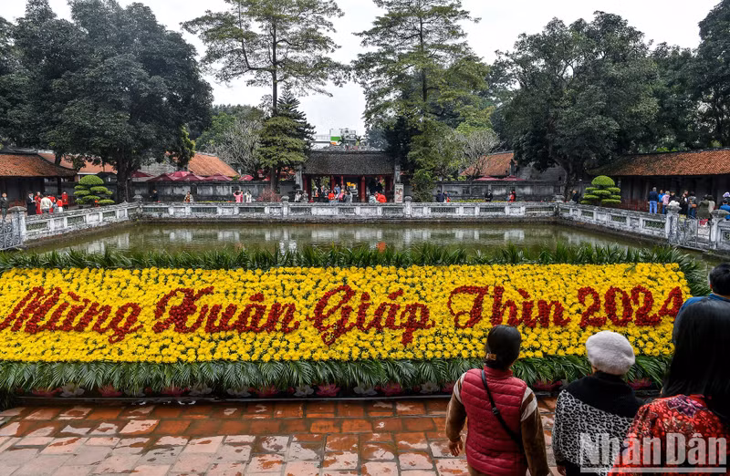 A flower bed of daisies and roses arranged into a sentence that reads ‘Welcoming the Spring of the Year of Dragon 2024’ was set up inside the Temple of Literature. A flower bed of daisies and roses arranged into a sentence that reads ‘Welcoming the Spring of the Year of Dragon 2024’ was set up inside the Temple of Literature.