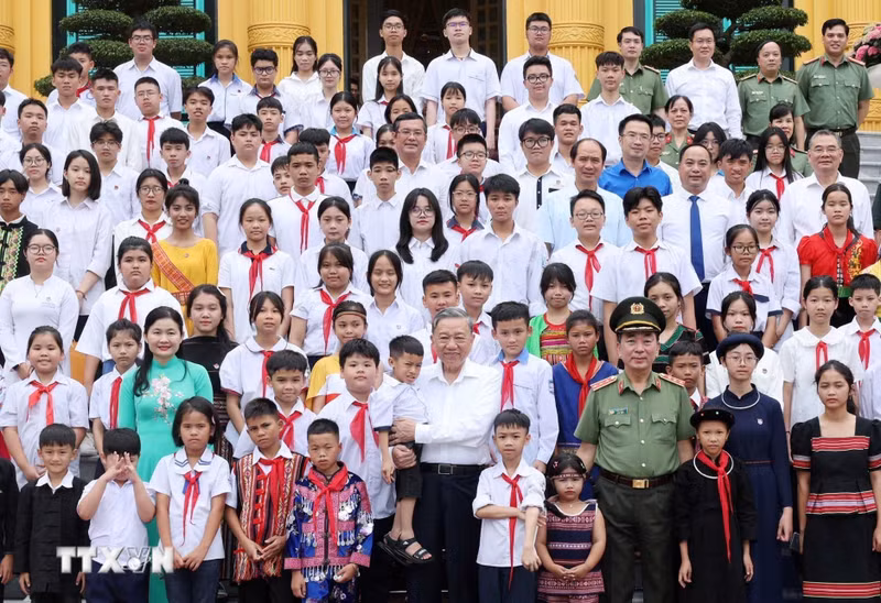 Party General Secretary and State President To Lam meets with students who gained outstanding academic results in the 2023-2024 academic year (Photo: VNA)