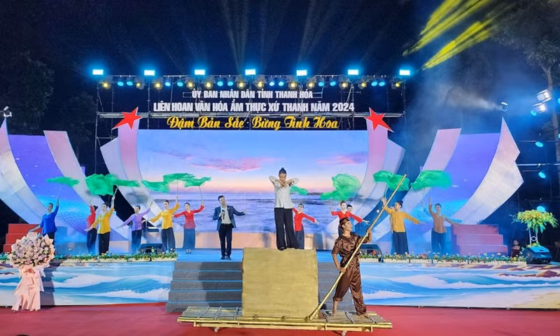 An art performance at the opening ceremony (Photo: baoxaydung.com.vn)