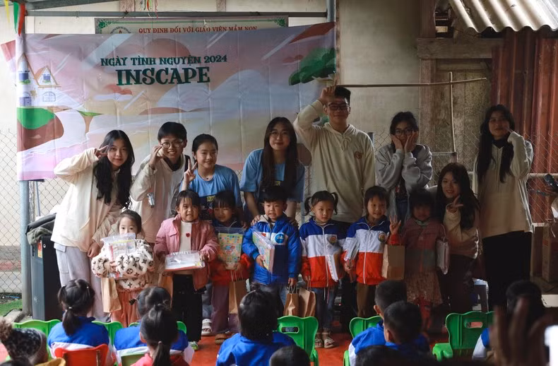 Members of the Stripped Project present gifts to disadvantaged children in Tuyen Quang Province.