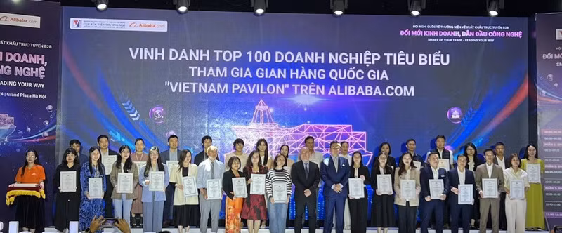 Representatives of the outstanding businesses in the "Vietnam Pavilion" on the Alibaba.com platform. (Photo: hanoimoi.vn)