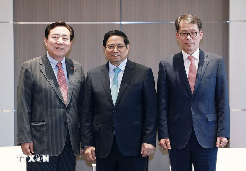 Prime Minister Pham Minh Chinh (middle) and Korea Federation of SMEs (KBIZ) Chairman Kim Ki-moon (left) and Industrial Bank of Korea (IBK) Chairman and CEO Kim Sung-tae. (Photo: VNA)