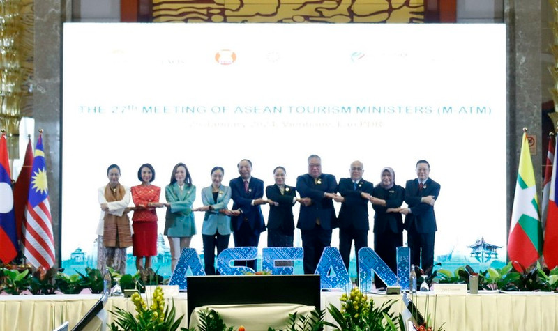 Participating ASEAN ministers pose for a group photo (Photo: VNA)