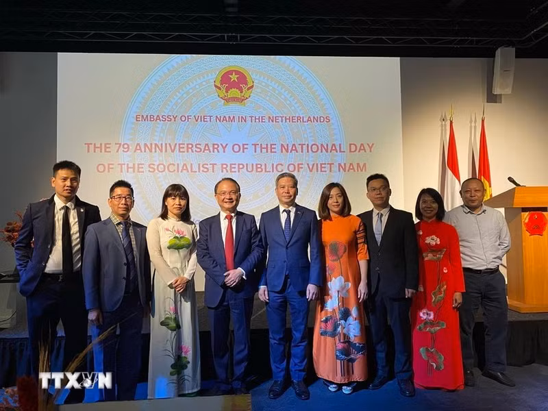 Vietnamese Ambassador Ngo Huong Nam and the embassy's staff at the event. (Photo: VNA)