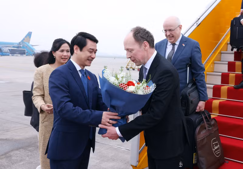 Vice Chairman of the NA’s Committee for Foreign Affairs Le Anh Tuan (L) welcomes Speaker of the Parliament of Finland Jussi Halla-aho at the Noi Bai International Airport. (Photo: VNA) 