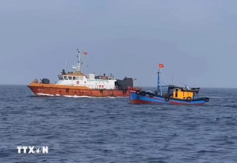 A vessel of enforcement authorities patrol at sea. (Illustrative photo: VNA)