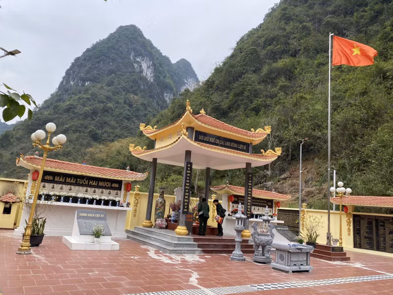 Veterans of Regiment 567 contribute money to build a monument to commemorate their comrades in Hong Dinh commune, Cao Bang province’s Quang Hoa district. (Photo: VNA)