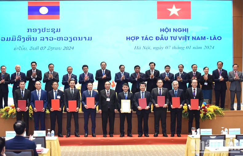 Vietnamese Prime Minister Pham Minh Chinh and his Lao counterpart Sonexay Siphandone witness the signing of the minute of meeting in Hanoi on January 7 (Photo: VNA)