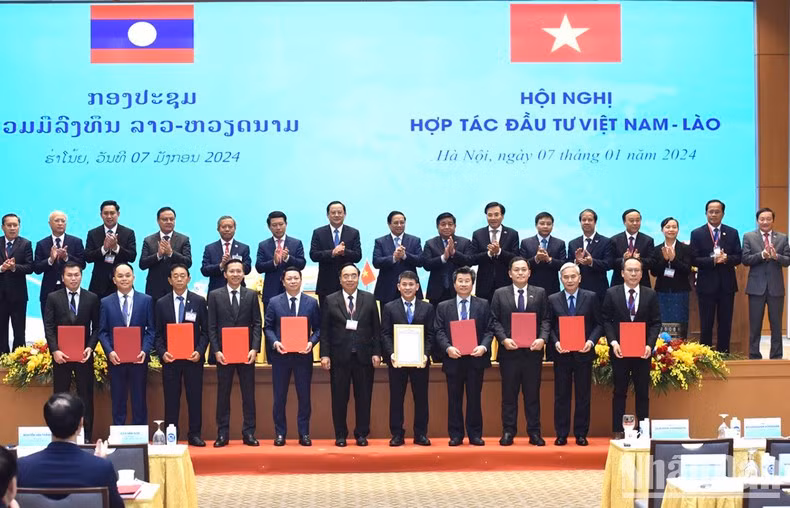 Vietnamese Prime Minister Pham Minh Chinh and his Lao counterpart Sonexay Siphandone witness the signing of the minute of meeting in Hanoi on January 7 (Photo: VNA)