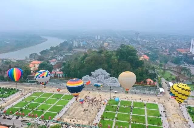 The festival will feature 22 colourful balloons controlled by pilots from Australia, China, Japan, the Netherlands, Spain, Thailand, the UK, and Vietnam. (Photo: thanhnien.vn)