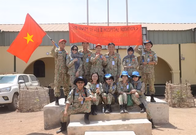 The groups of doctors and officers of Việt Nam Level-2 Field Hospital Rotation 5 in South Sudan participate a volunteer trip to provide health care for women and children in Bentiu Town, Unity State on March 5. (Photo courtesy of Vietnam Department of Peacekeeping Operations)