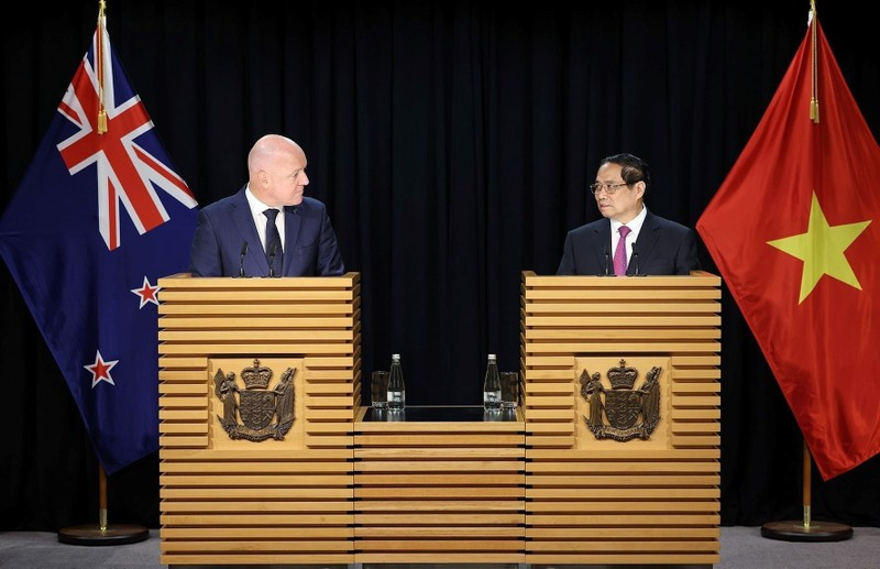 Vietnamese PM Pham Minh Chinh (R) and his New Zealand counterpart PM Christopher Luxon co-chair the press conference in Wellington on March 11. (Photo: VNA)