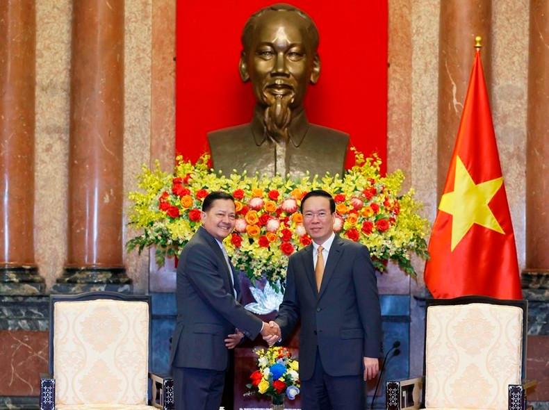 President Vo Van Thuong (R) receives Cambodian Deputy Prime Minister Neth Savoeun (Photo: VNA) 