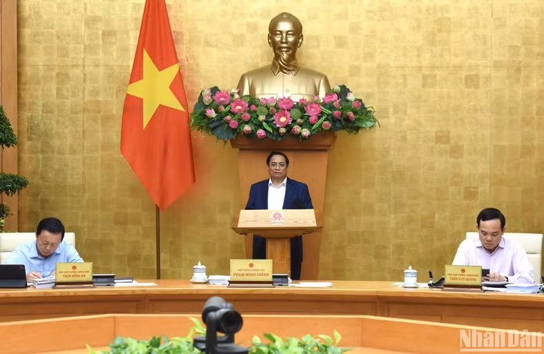 PM Pham Minh Chinh (centre) chairs the Government’s regular meeting and a teleconference with the 63 provinces and centrally-run cities on April 3. (Photo: NDO)